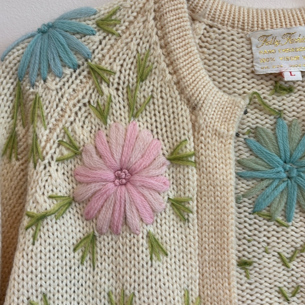 Vintage 100% Wool- Hand Made - Floral Embroidered sweater cardigan - Picture 2 of 10
